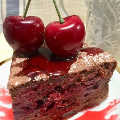 Torta al cioccolato e ciliegie senza danni alla figura