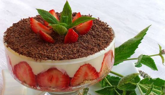 Postre de cuajada de fresa sobre una base de galleta y nueces