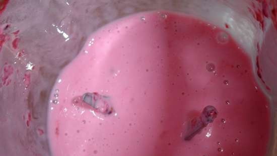 Frullato di yogurt alla fragola e more