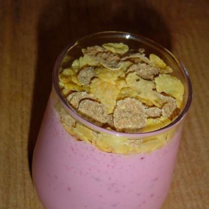 Frullato di yogurt alla fragola e more