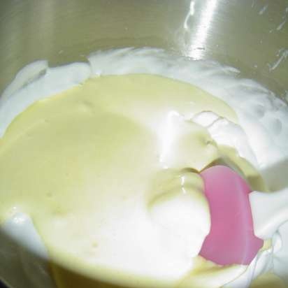 Bessentaart met gestremde melk en yoghurtroom