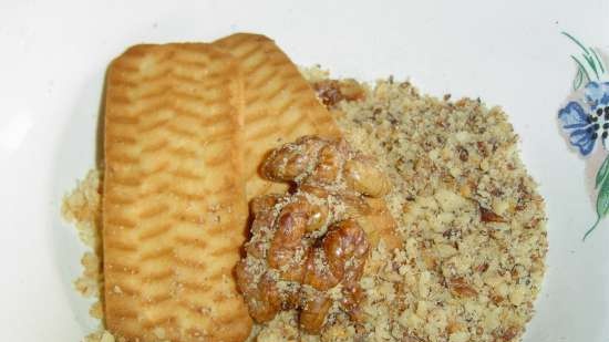 Postre de cuajada de fresa sobre una base de galleta y nueces