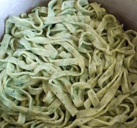 Sfogliatrici per pasta-tagliatelle (selezione del modello, caratteristiche, recensioni)