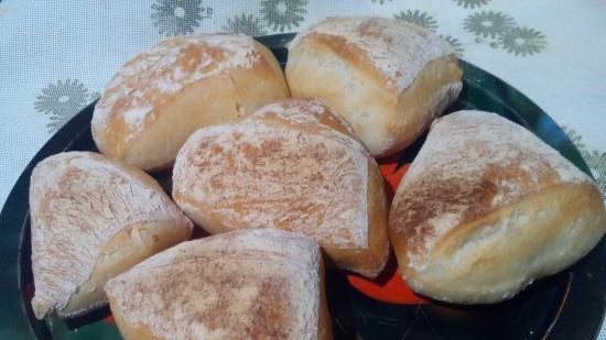 Mga flatbread na Asyano sa sourdough na may sabaw ng karne, sibuyas at katyk