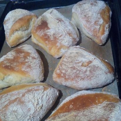 Mga flatbread na Asyano sa sourdough na may sabaw ng karne, sibuyas at katyk