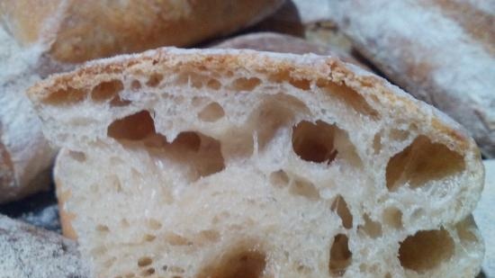 Mga flatbread na Asyano sa sourdough na may sabaw ng karne, sibuyas at katyk