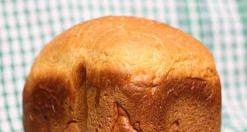 Senape e pane al latte in una macchina per il pane