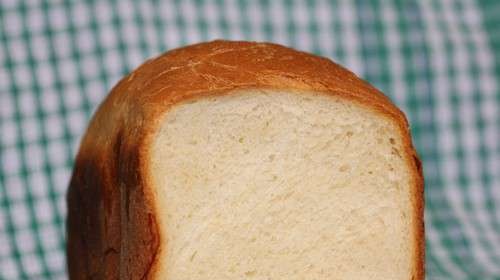 Senape e pane al latte in una macchina per il pane