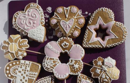 We decorate gingerbread cookies, cookies