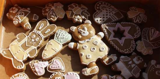 We decorate gingerbread cookies, cookies