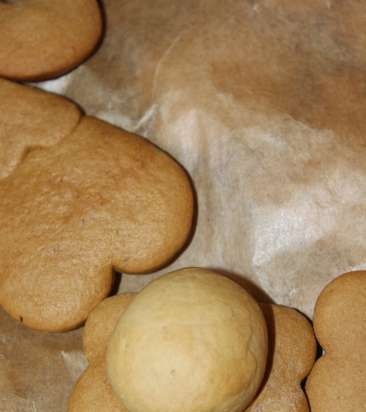 We decorate gingerbread cookies, cookies