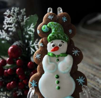 We decorate gingerbread cookies, cookies