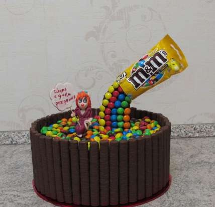 Torta M & M-ekkel és Kit Kat csokoládéval (dekorációs műhely)