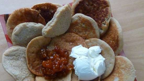 Glutenvrije kefir pannenkoeken gemaakt van maïs en boekweitmeel