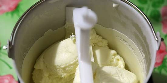 Gelato alla ricotta con ananas e fragole