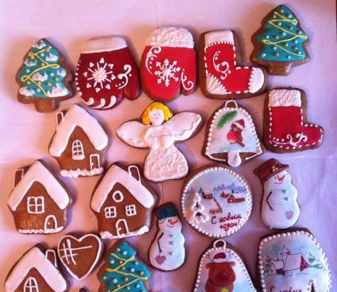 We decorate gingerbread cookies, cookies