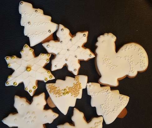 We decorate gingerbread cookies, cookies