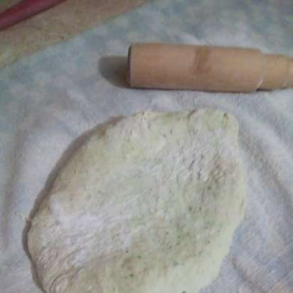 Pizza con sottaceti su impasto di cetrioli con lievito liquido