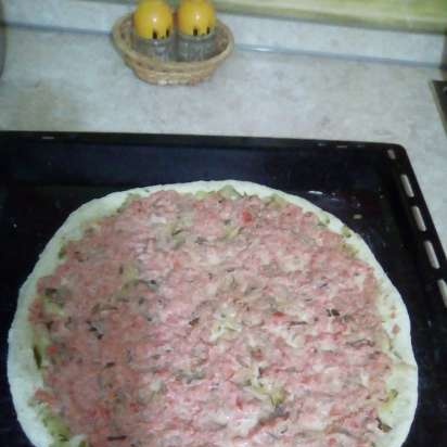 Pizza con pepinillos sobre masa de pepino con levadura líquida