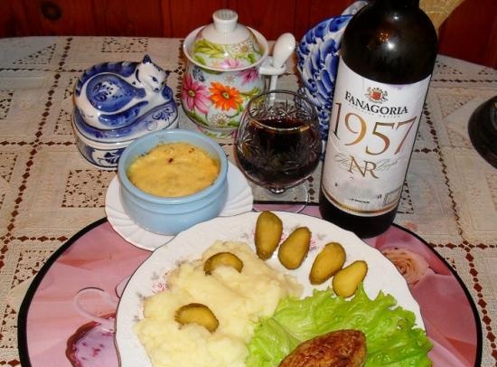 Deliciós sopar: costelles especials amb farciment, amb puré de patates i juliana