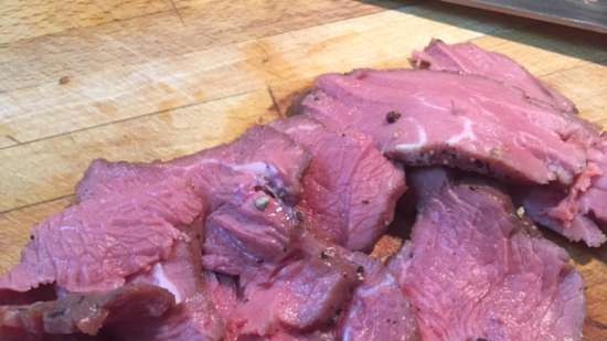 Tagliata de filet de vită cu busuioc de piersici