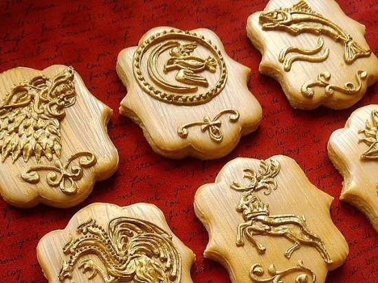 We decorate gingerbread cookies, cookies