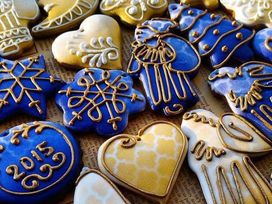 We decorate gingerbread cookies, cookies