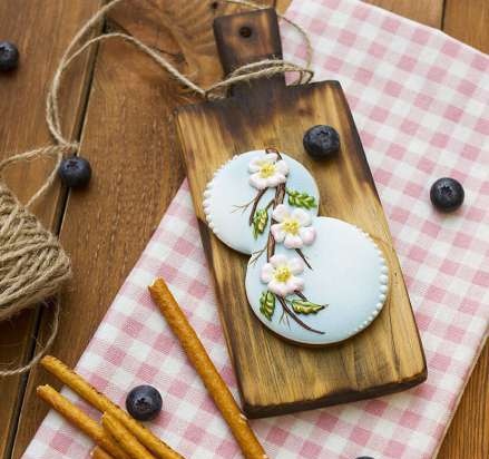 We decorate gingerbread cookies, cookies