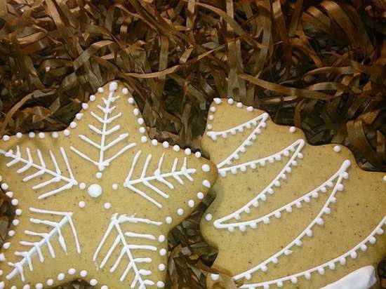 We decorate gingerbread cookies, cookies