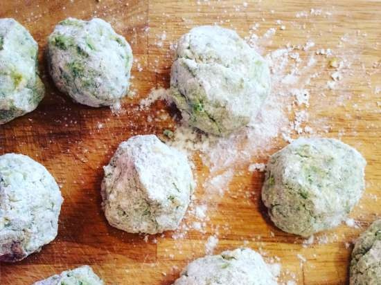 Polpette di broccoli, piselli, mais e verdure con salsa di yogurt alla menta