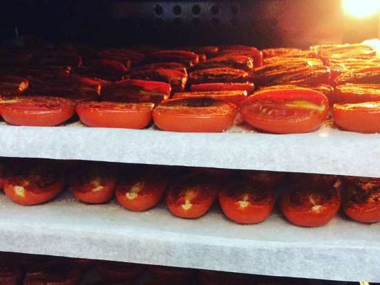 Zongedroogde tomaten in de oven in geurige olie (koken en inblikken)