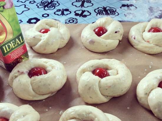 Cheese buns with sun-dried tomatoes