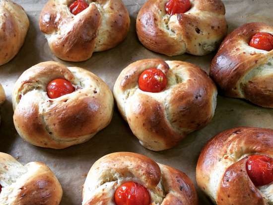 Cheese buns with sun-dried tomatoes