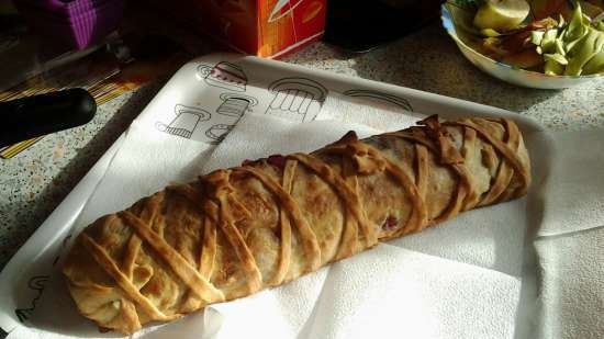 Strudel de manzana y arándanos rojos sobre masa universal filo