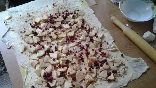 Strudel de manzana y arándanos rojos sobre masa universal filo