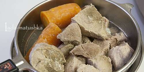 Ricca zuppa di cavolo cappuccio con bollito, rape e finferli