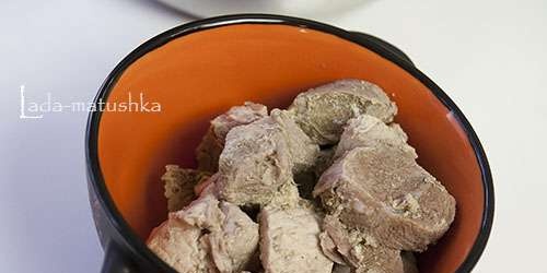 Ricca zuppa di cavolo cappuccio con bollito, rape e finferli