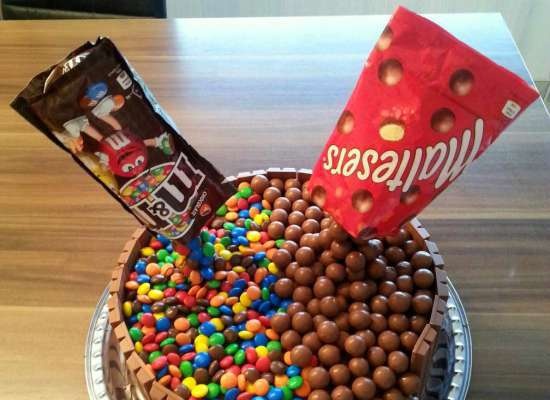 Torta M & M-ekkel és Kit Kat csokoládéval (dekorációs műhely)