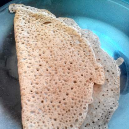 Tortitas de centeno en agua rellenas de hígado de pollo con zanahoria y cebolla