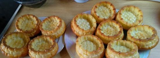 Cestas de postre con relleno de frutas y bayas