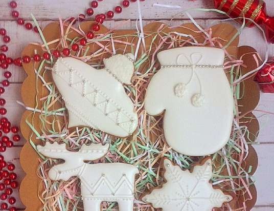 We decorate gingerbread cookies, cookies