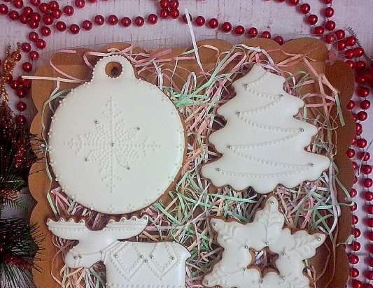 We decorate gingerbread cookies, cookies