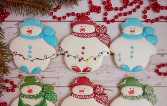 We decorate gingerbread cookies, cookies