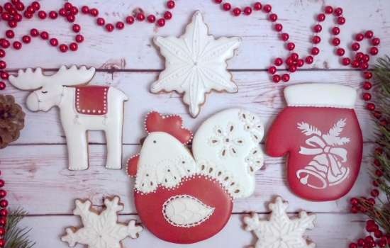 We decorate gingerbread cookies, cookies