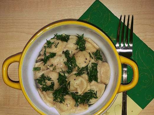 Dumplings de blat sencer amb puré de patates en salsa all-oliva (màquina de boletes Sagad, fabricant de pastes