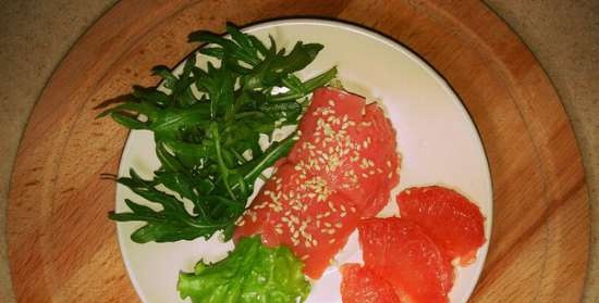 Trucha ligeramente salada con pomelo, rúcula, lechuga y semillas de sésamo