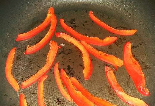 Lasaña integral con salsas de tomate, apio y albahaca al horno