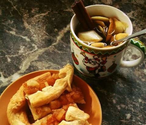 Pastís de nabiu (opció amb poma i canyella) sobre pasta de full, cuit al forn