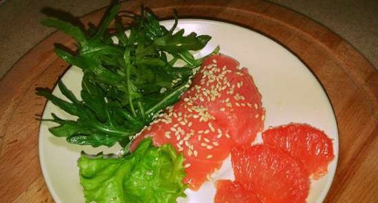 Trucha ligeramente salada con pomelo, rúcula, lechuga y semillas de sésamo