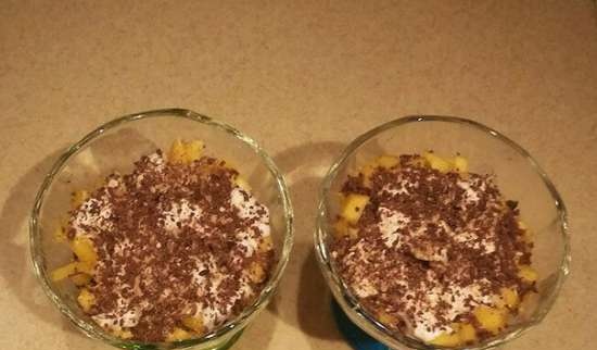 Roomijsdessert met mango, amandelen en chocoladeschilfers